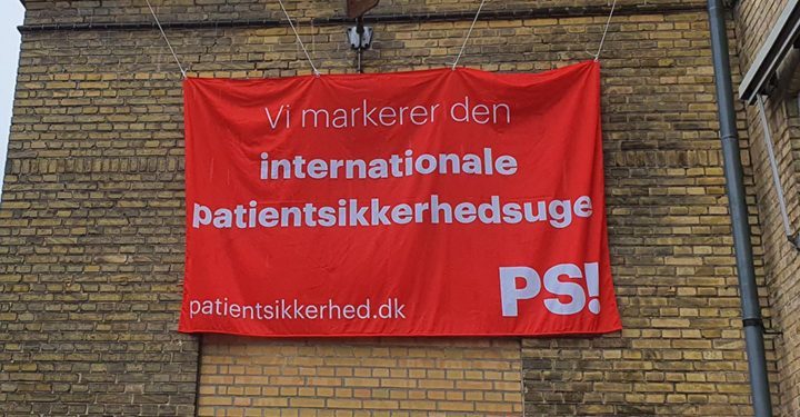 Billede af banner på mur med teksten at vi markerer den international patientsikkerhedsuge