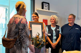 Patientambassadør Kira Ørbekker overrækker diplom og blomster til tre repræsentanter fra hjemmeplejen i Holstebro.
