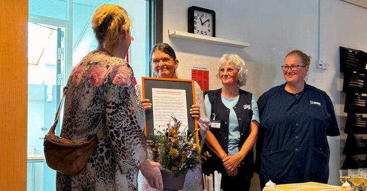 Patientambassadør Kira Ørbekker overrækker diplom og blomster til tre repræsentanter fra hjemmeplejen i Holstebro.