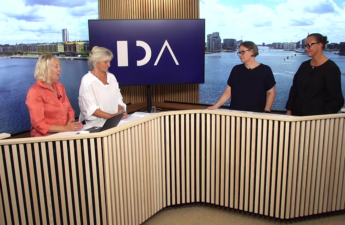 Skærmbillede fra TV-studie. De fire værter ses ved et stort bord. I baggrunden er et billede af Københavns Havn og Kalvebod Brygge.