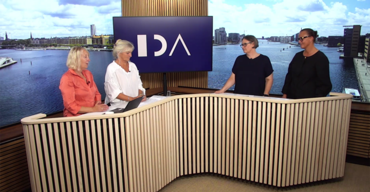 Skærmbillede fra TV-studie. De fire værter ses ved et stort bord. I baggrunden er et billede af Københavns Havn og Kalvebod Brygge.