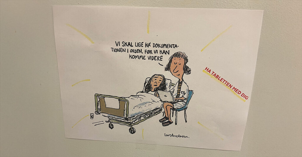 Tegning af en patient i en hospitalsseng og sygeplejerske stående ved siden af. Samt en tekst "Vi skal lige have dokumentationen i orden, før vi kan komme videre" og "forhindrer fejl"