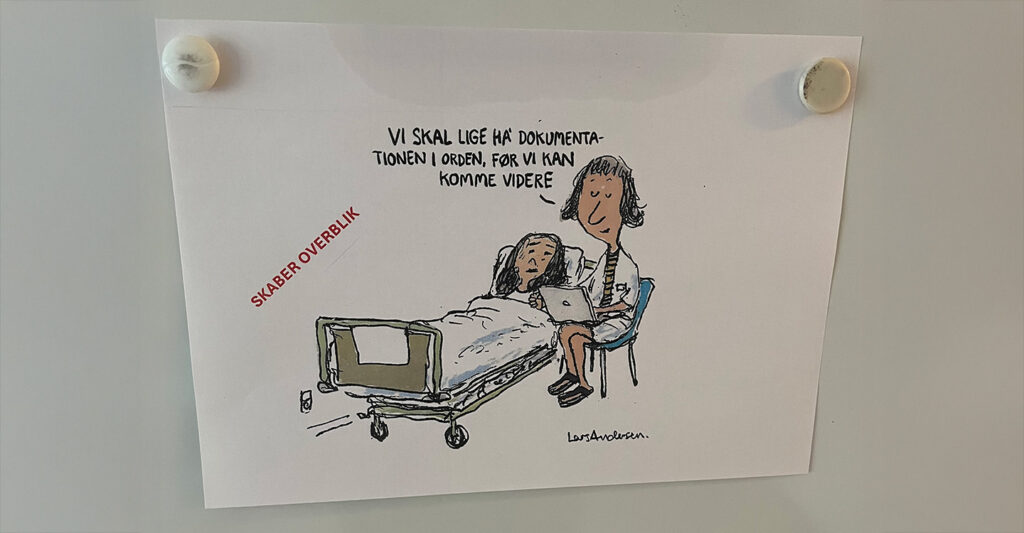 Tegning af en patient i en hospitalsseng og sygeplejerske stående ved siden af. Samt en tekst "Vi skal lige have dokumentationen i orden, før vi kan komme videre" og "skaber overblik"