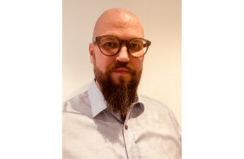 Portrætfoto af Fussy Korsholm, der er leder af De midlertidige pladser i Allerød Kommune.