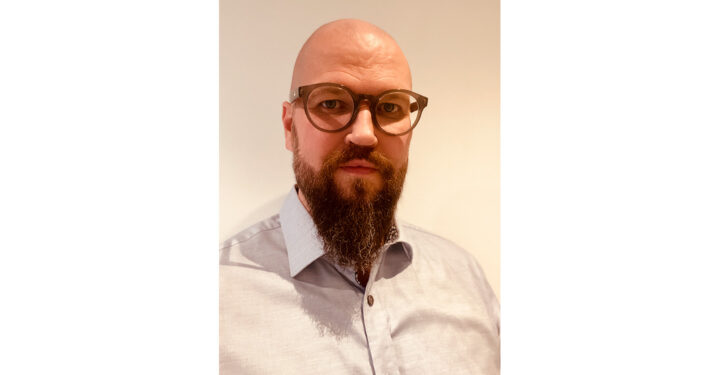 Portrætfoto af Fussy Korsholm, der er leder af De midlertidige pladser i Allerød Kommune.