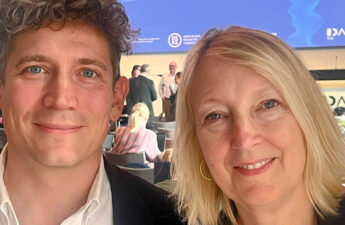 Billede af Søren Valgreen Knudsen og Inge Kristensen, der står sammen - tilsyneladende på en konference.