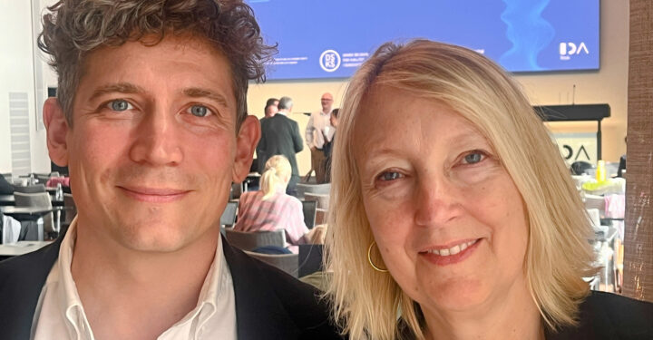 Billede af Søren Valgreen Knudsen og Inge Kristensen, der står sammen - tilsyneladende på en konference.