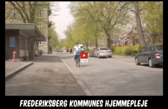 Stillfoto fra video. En ansat fra hjemmeplejen kører på cykel på en øde gade. Foran vises mittal for videoens længde: 11 minutter og 29 sekunder.