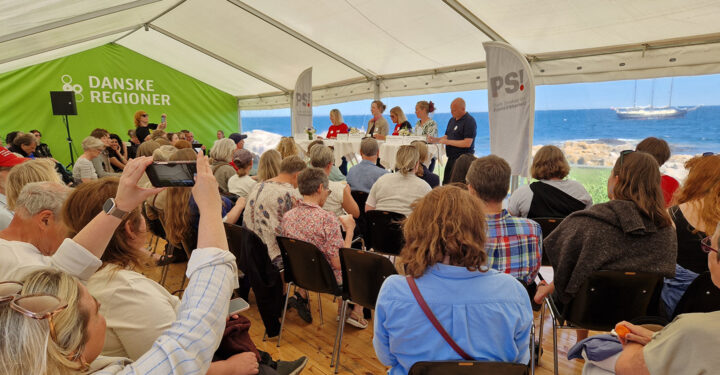 Paneldebat i Danske Regioners telt på Folkemødet 2025. Et fyldt telt, hvor der på bagvæggen er udsigt til havet.