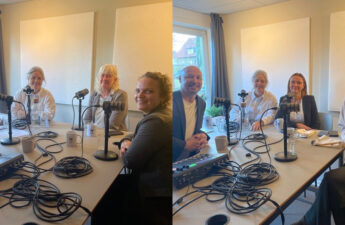 To billeder ved siden af hinanden. Begge er fra et optagestudie, hvor der sidder mennesker om et bord. Der er mirkofoner og ledninger på bordet.