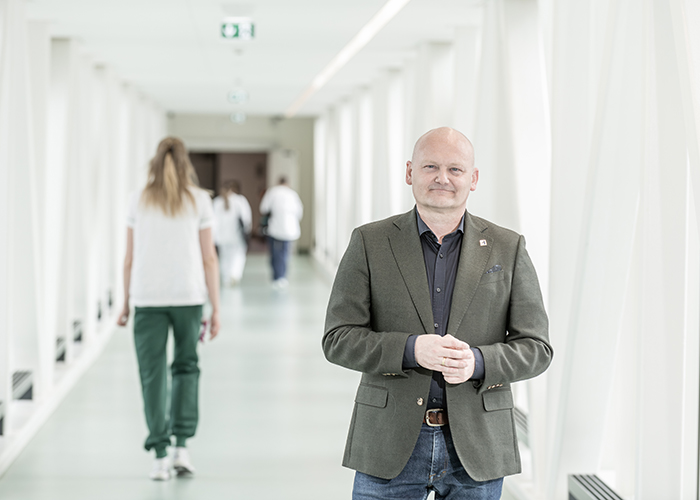 Lars Gaardhøj smiler til kameraet (portrætfoto)