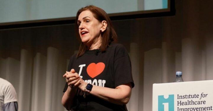 Helen Bevan taler på en scene