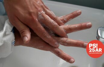 hænder som er igang med at blive vasket med sæbe