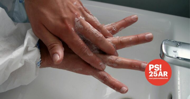 hænder som er igang med at blive vasket med sæbe