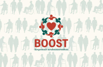 Illustrationer af en masse ældre mennesker i baggrunden og i forgrunden logoet for projekt BOOST