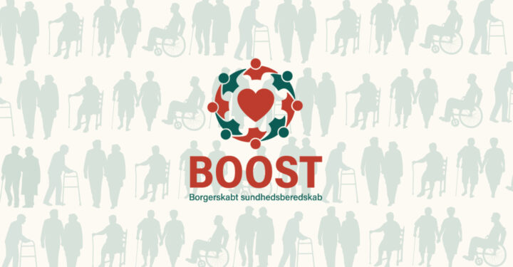 Illustrationer af en masse ældre mennesker i baggrunden og i forgrunden logoet for projekt BOOST