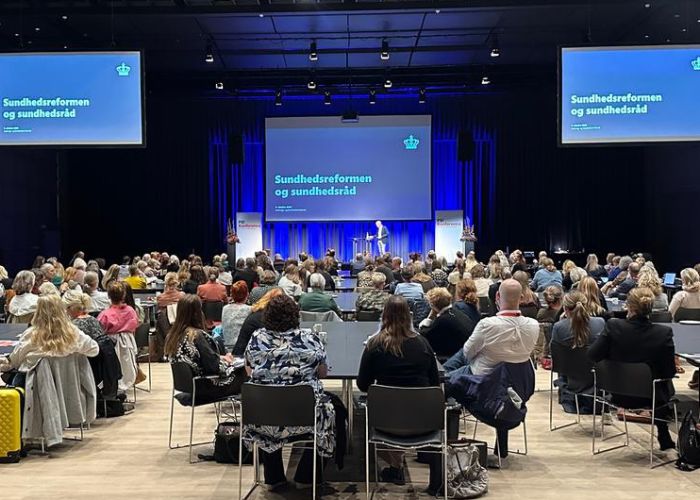 Deltagere lytter til konference