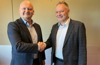 Lars Gaardhøj (til venstre) overdrager formandsposten til Bo Libergren.