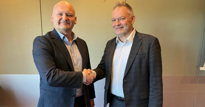 Lars Gaardhøj (til venstre) overdrager formandsposten til Bo Libergren.