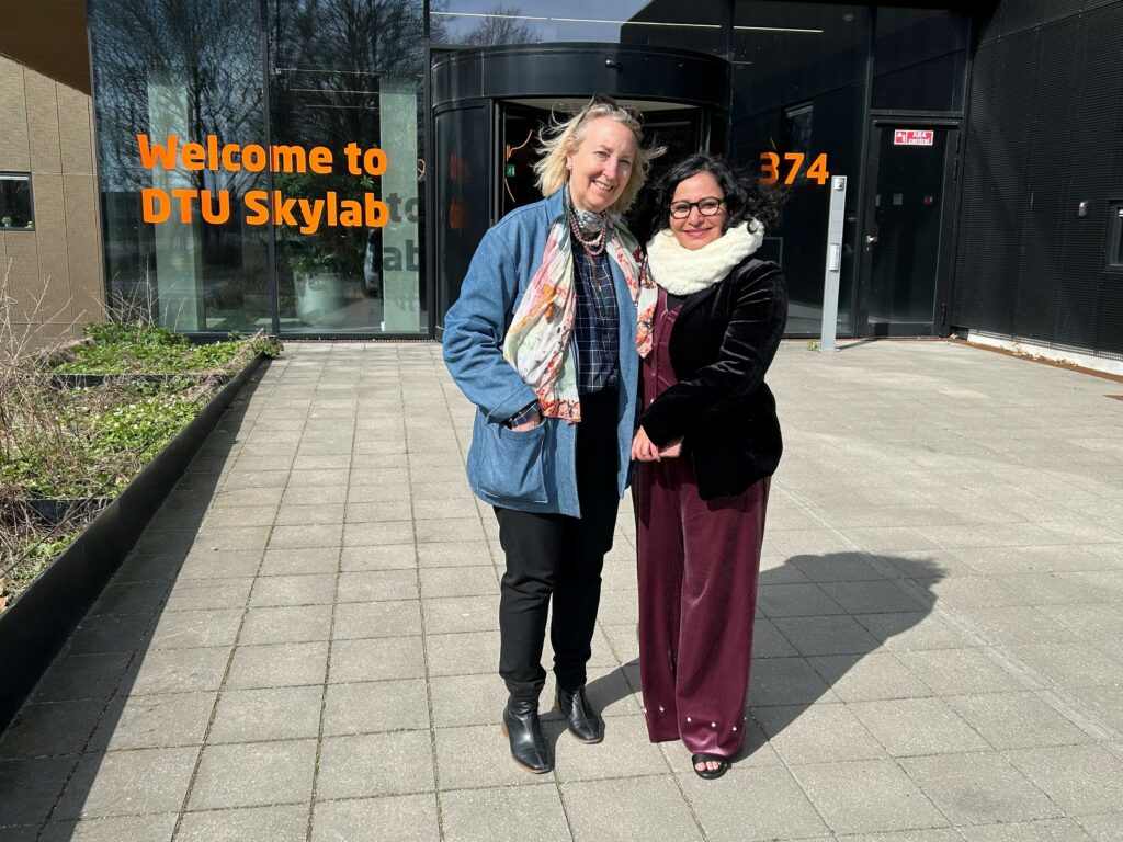 Inge Kristensen, direktør i DAnsk Selskab for Patientsikkerhed, og Dr. Kavita Kachroo, chief operating officer hos Kalam Institute of Health Technology I Indien, foran indgangen til DTU Skylab.