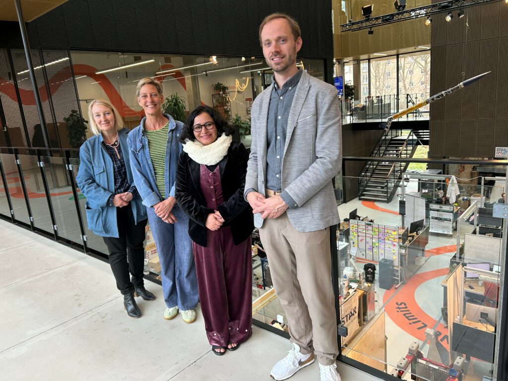 DTU Skylab. Fra venstre er det Inge Kristensen, direktør i Dansk Selskab for Patientsikkerhed, Kristina Garde, sektionsleder og head of technology, Dr. Kavita Kachroo, chief operating officer hos Kalam Institute of Health Technology og Morten Ugelvig Andersen, DTU Skylab Satellit.