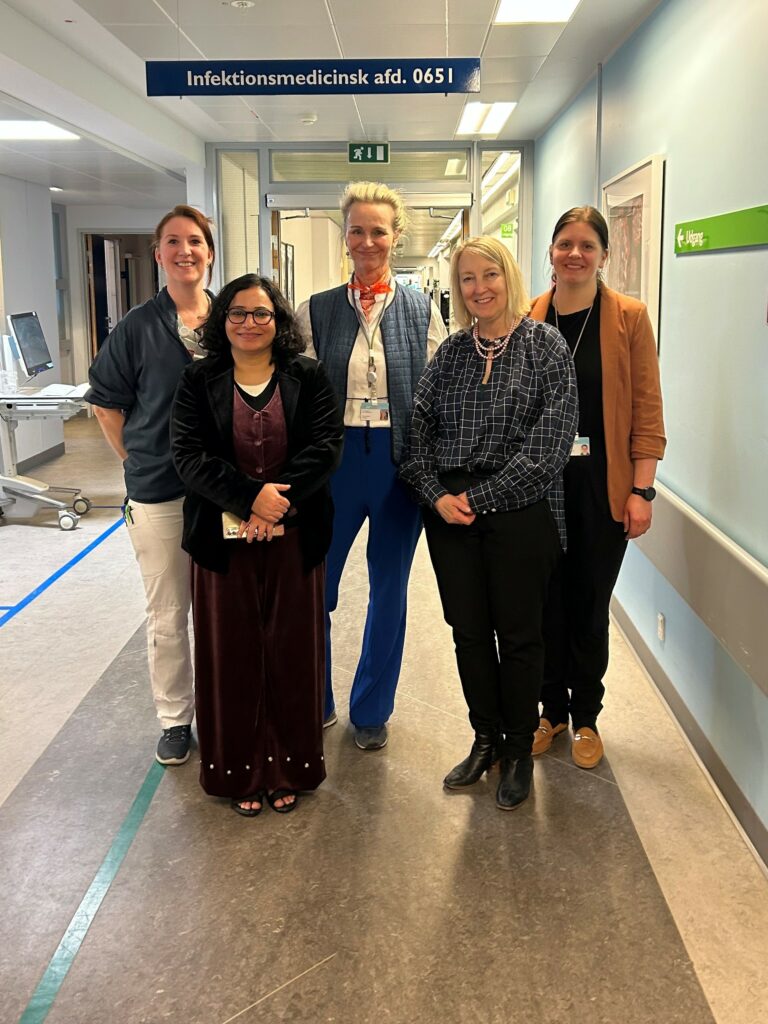 Infektionsmedicinsk Afdeling på Nordsjællands Hospital. Fra venstre er det sygeplejerske Maria Lund Christensen, Dr. Kavita Kachroo, chief operating officer hos Kalam Institute of Health Technology, forskningschef og professor ved Københavns Universitet Thea Kølsen-Fischer, direktør i Dansk Selskab for Patientsikkerhed Inge Kristensen og souschef Charlotte von Sydow.
