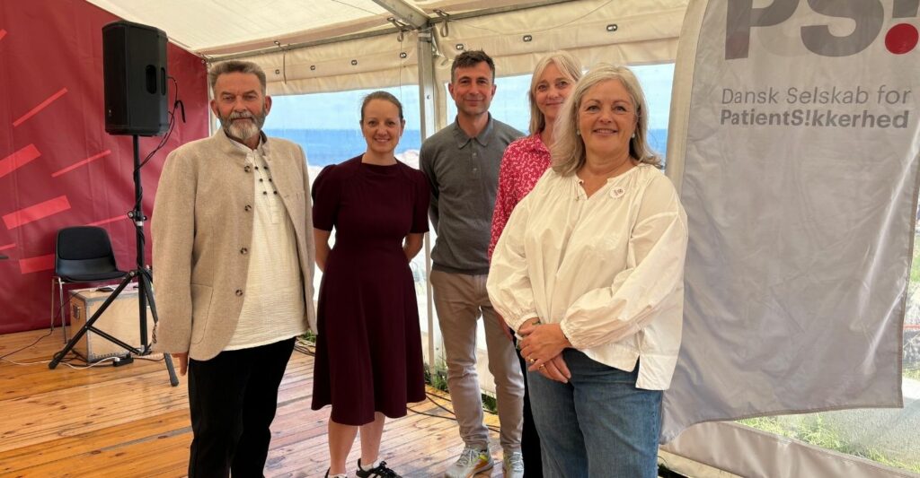 Deltagere i debatten "Når borgerne ikke bliver hørt i sundhedsberedskabet" i Danske Regioners telt. Fra venstre: Michael Grønbech-Dam (formand, Ældrerådet Bornholm), Katrine Lester (direktør, Danske Seniorer), Anders Christian Dyhr (leder, Enhed for Samfundssikkerhed, KL), Anja Rosengreen (regionsrådsmedlem, Region Østdanmark og moderator) og Vibeke Rischel (vicedirektør, Dansk Selskab for Patientsikkerhed).