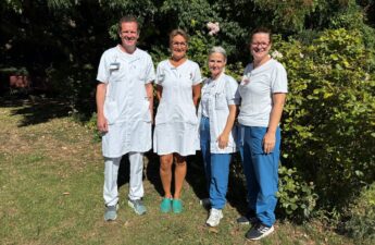 Vinder af Patientsikkerhedsprisen 2026 er Afdeling for lunge- og infektionssygdomme, sengeafsnit L13 på Bispebjerg Hospital. Fra venstre ses Lars Pedersen Nanna Eriksen, Anne-Marie Juhl Elsborg og Kathrine Due Hammerhøj.