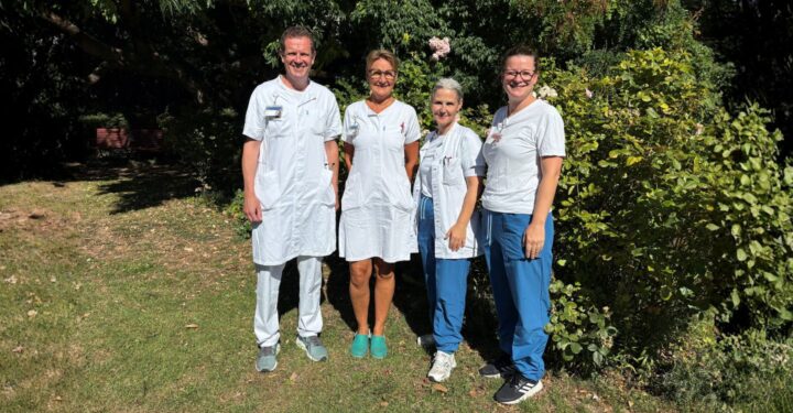 Vinder af Patientsikkerhedsprisen 2026 er Afdeling for lunge- og infektionssygdomme, sengeafsnit L13 på Bispebjerg Hospital. Fra venstre ses Lars Pedersen Nanna Eriksen, Anne-Marie Juhl Elsborg og Kathrine Due Hammerhøj.