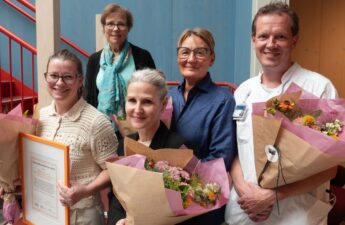 Vinderne af Patientsikkerhedsprisen 2026 sammen med patientambassadør Katrine Kirk. Øverst fra venstre er det Katrine Kirk, Nanna Eriksen og Lars Pedersen. Nederst fra venstre er det Kathrine Due Hammerhøj og Anne-Marie Juhl Elsborg.