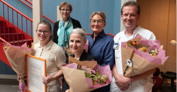 Vinderne af Patientsikkerhedsprisen 2026 sammen med patientambassadør Katrine Kirk. Øverst fra venstre er det Katrine Kirk, Nanna Eriksen og Lars Pedersen. Nederst fra venstre er det Kathrine Due Hammerhøj og Anne-Marie Juhl Elsborg.